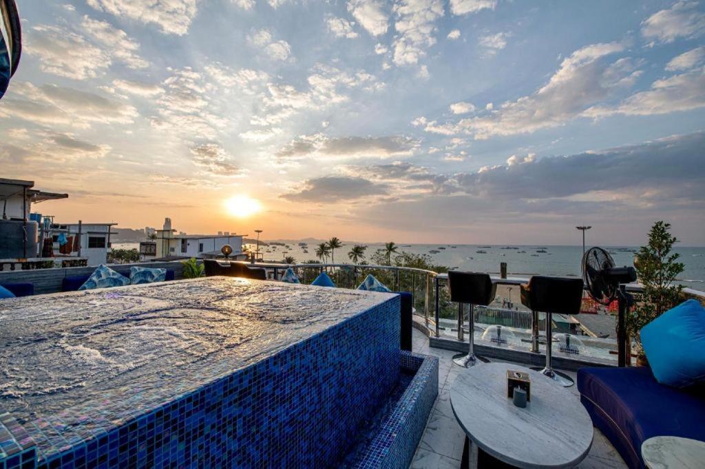 The Globe Hotel, Bar & Restaurant Pattaya Εξωτερικό φωτογραφία