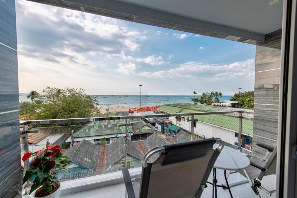 The Globe Hotel, Bar & Restaurant Pattaya Εξωτερικό φωτογραφία